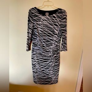 Anne Klein size 10P Black and White Lined Long Sleeve pullover Dress